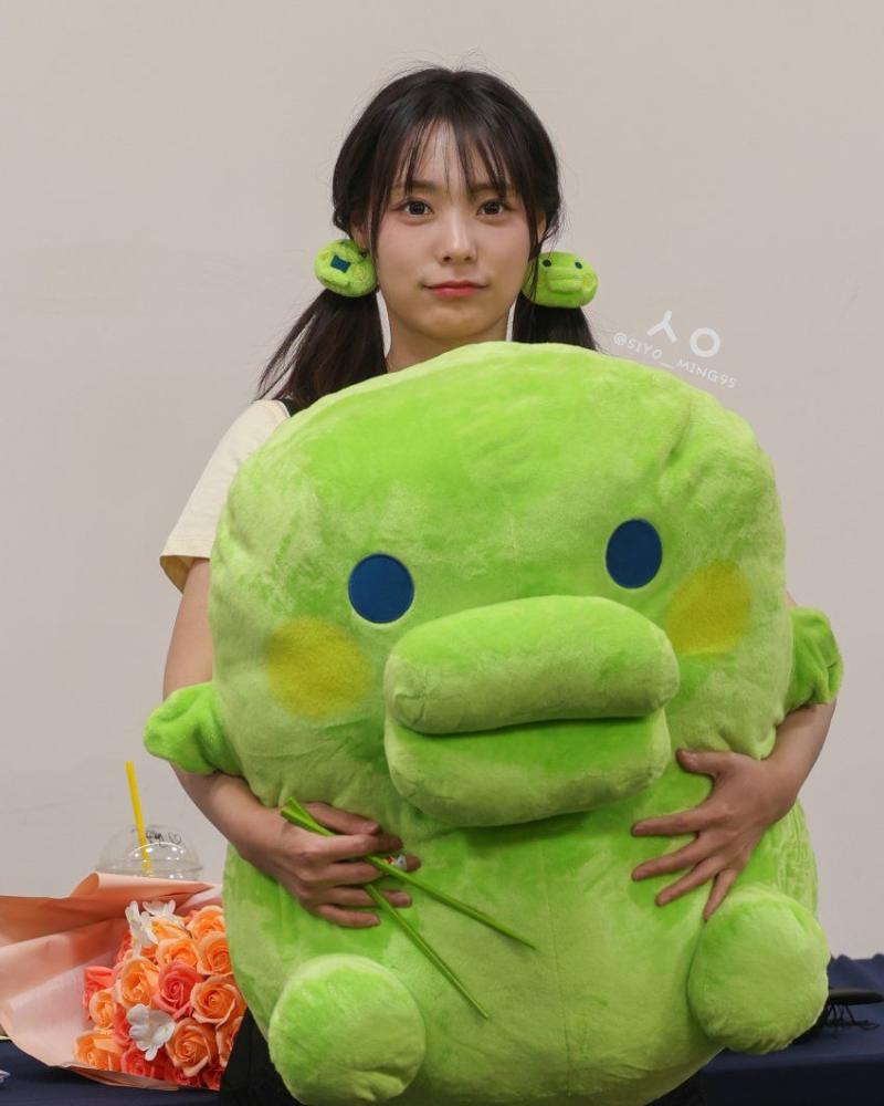 가죽 나시 속 밀리터리 홀터넥 전소미 JEON SOMI