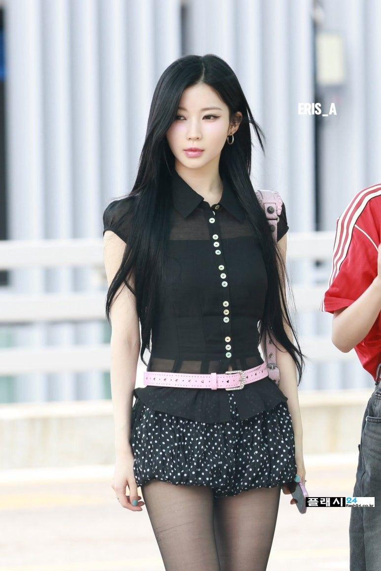 몸이 안 좋아서 의자에 앉아 무대하는 안유진 \'XOXZ\'
