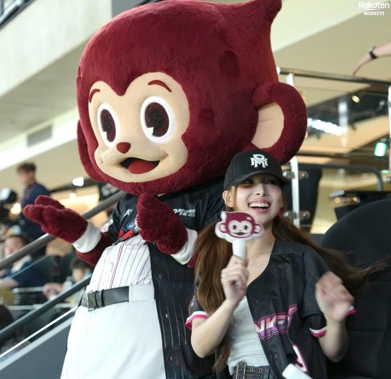 트와이스 나연 라쿠텐 몽키즈