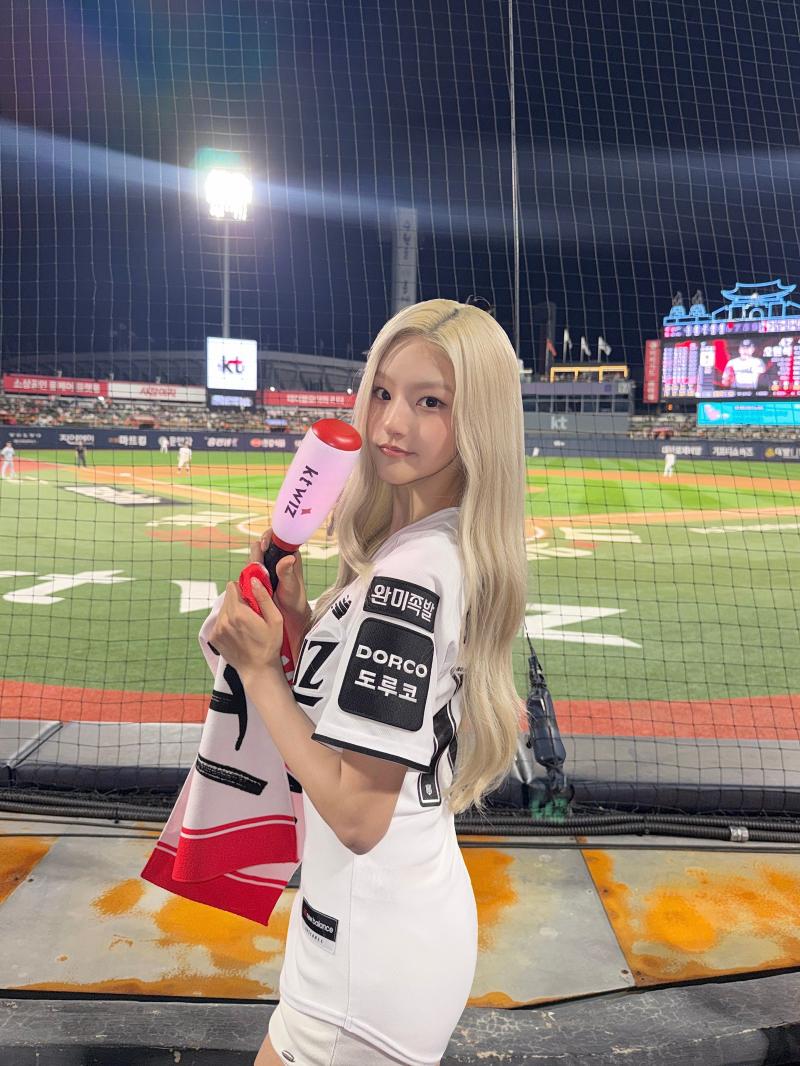 스포츠 브라에 후드 걸친 전소미 매드해피 서울 행사장