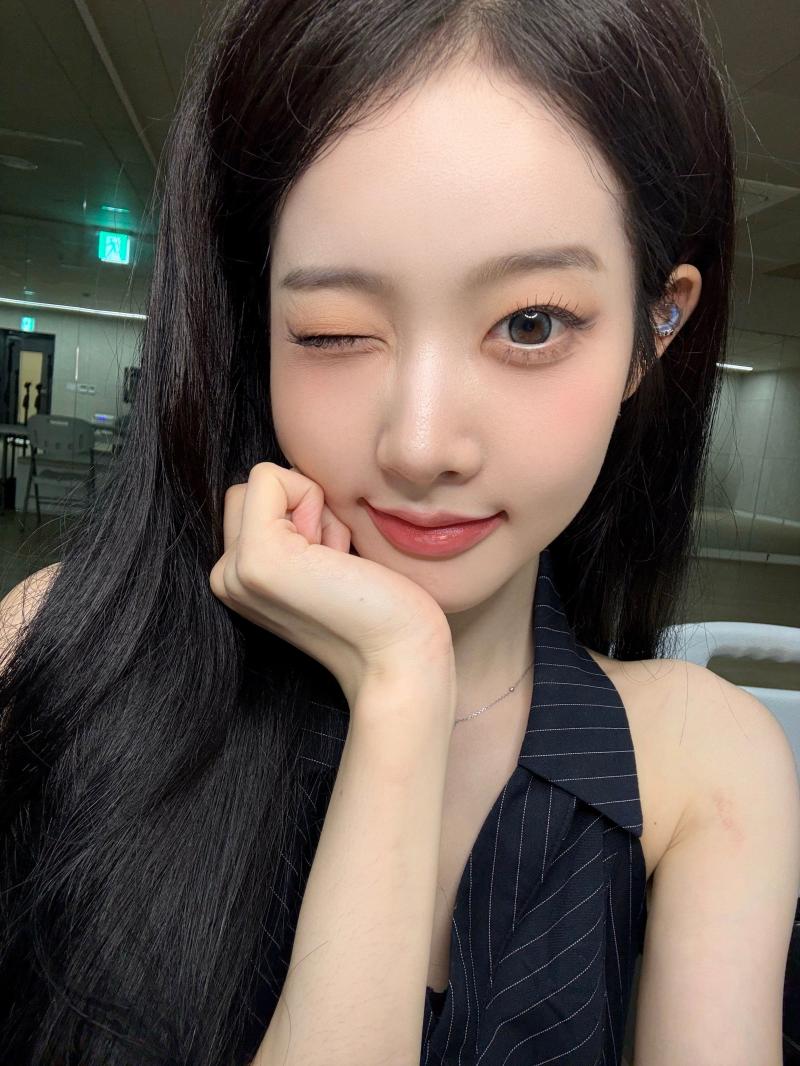 스포츠 브라에 후드 걸친 전소미 매드해피 서울 행사장