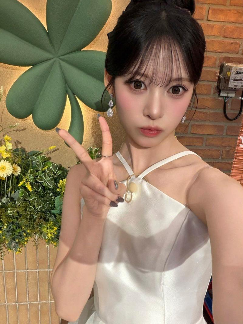 프로미스나인 박지원 흰나시 청바지 핏 뒤태
