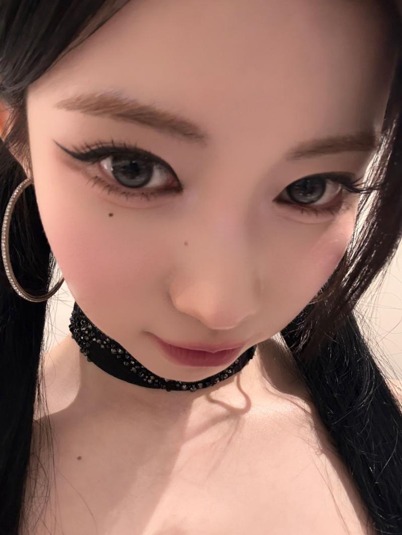 프로미스나인 박지원 흰나시 청바지 핏 뒤태