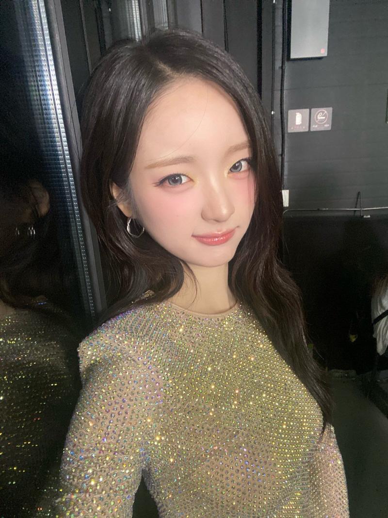 프로미스나인 박지원 흰나시 청바지 핏 뒤태