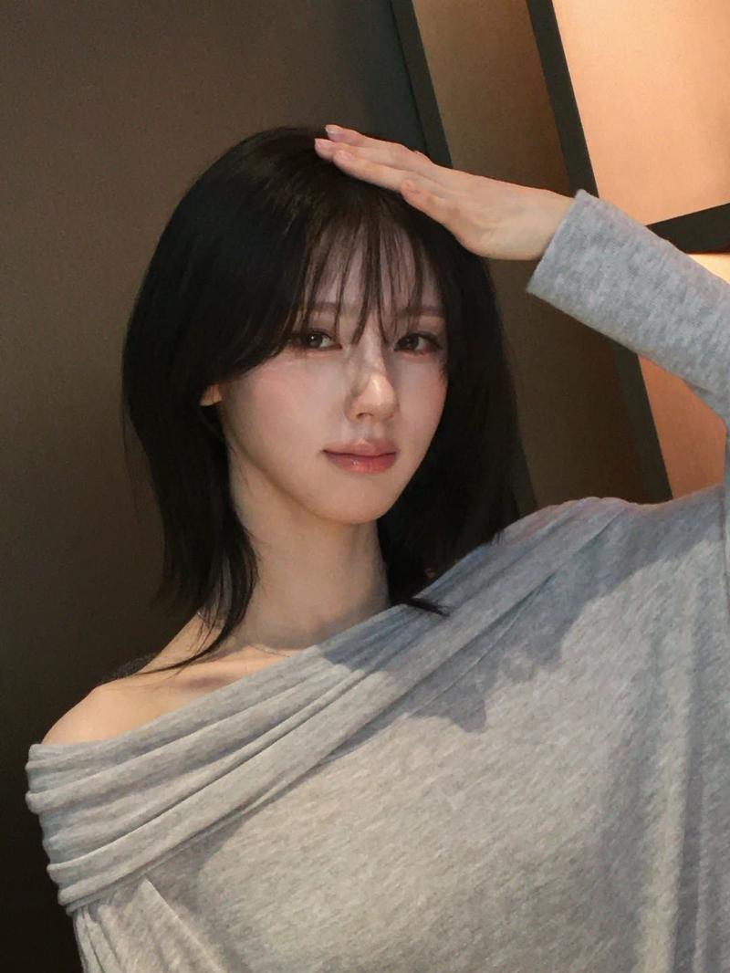 20만 Q&A 배우 유인영 흰나시 가슴골