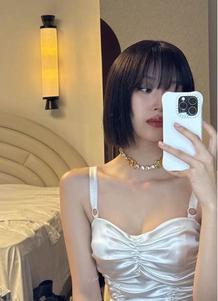 어제자 라잇썸 초원 묵직한 빨간 나시 측면샷