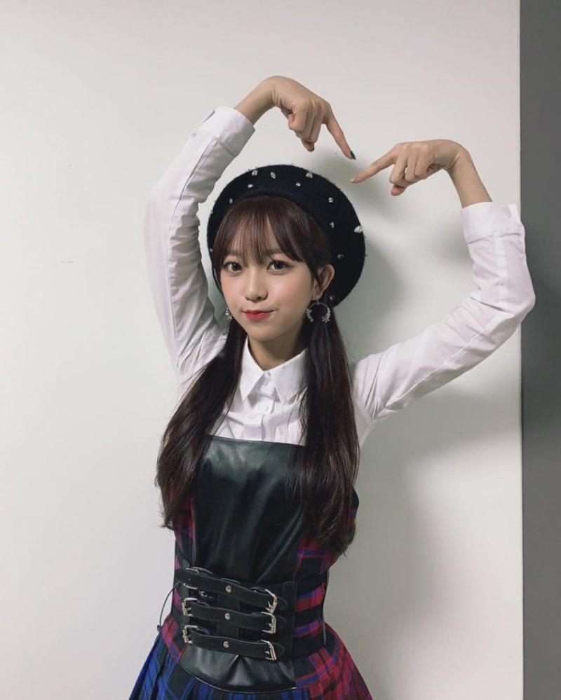 어제자 라잇썸 초원 묵직한 빨간 나시 측면샷