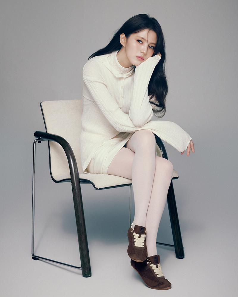 어제자 라잇썸 초원 묵직한 빨간 나시 측면샷