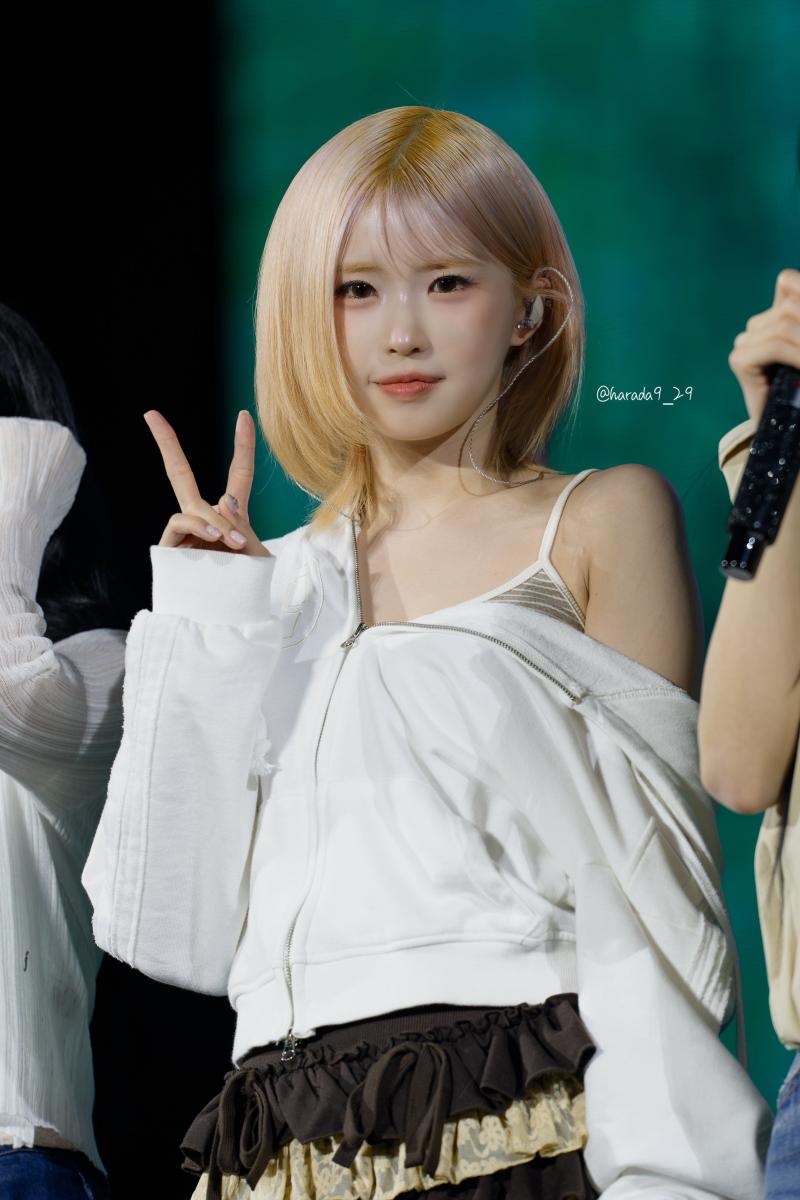어제자... 무대중 리즈 의상 올려 버리는 레이 ㄷㄷ
