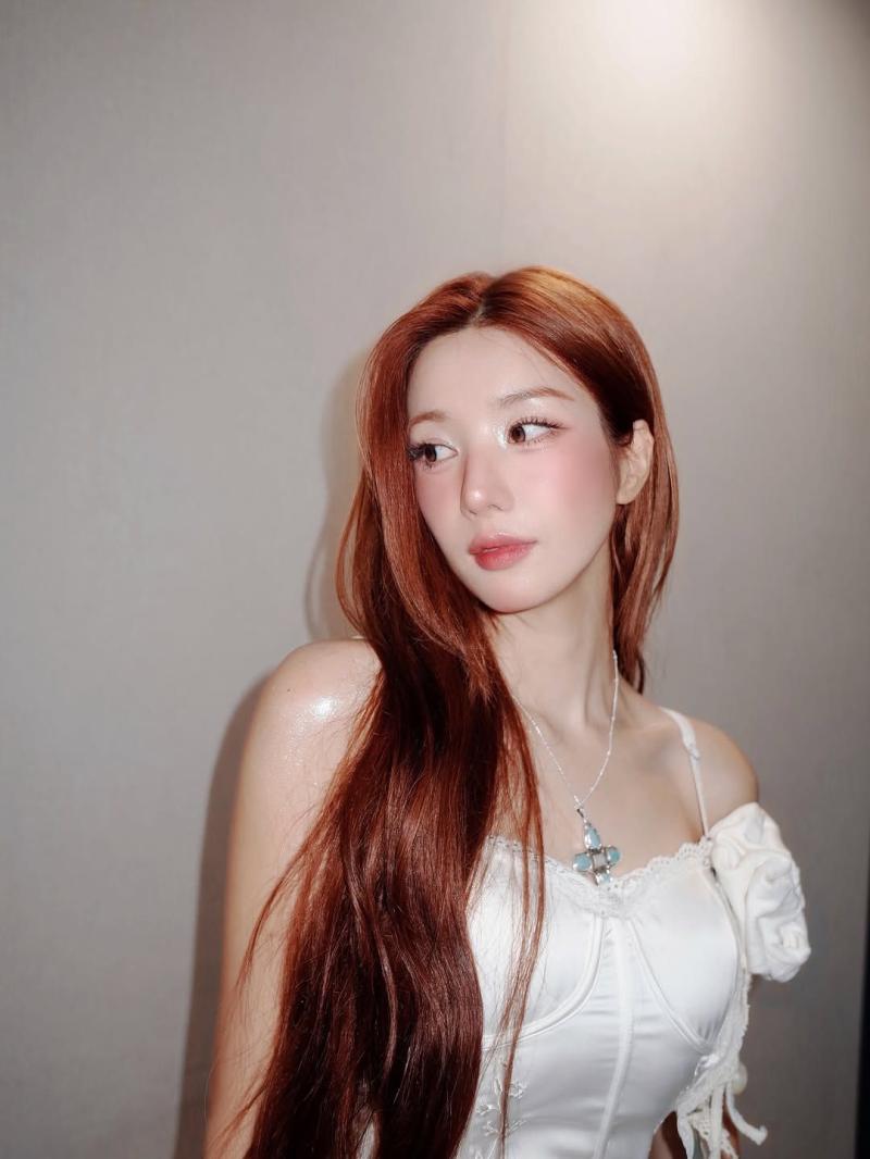 리센느 원이 니삭스가 너무 잘 어울리는 그녀