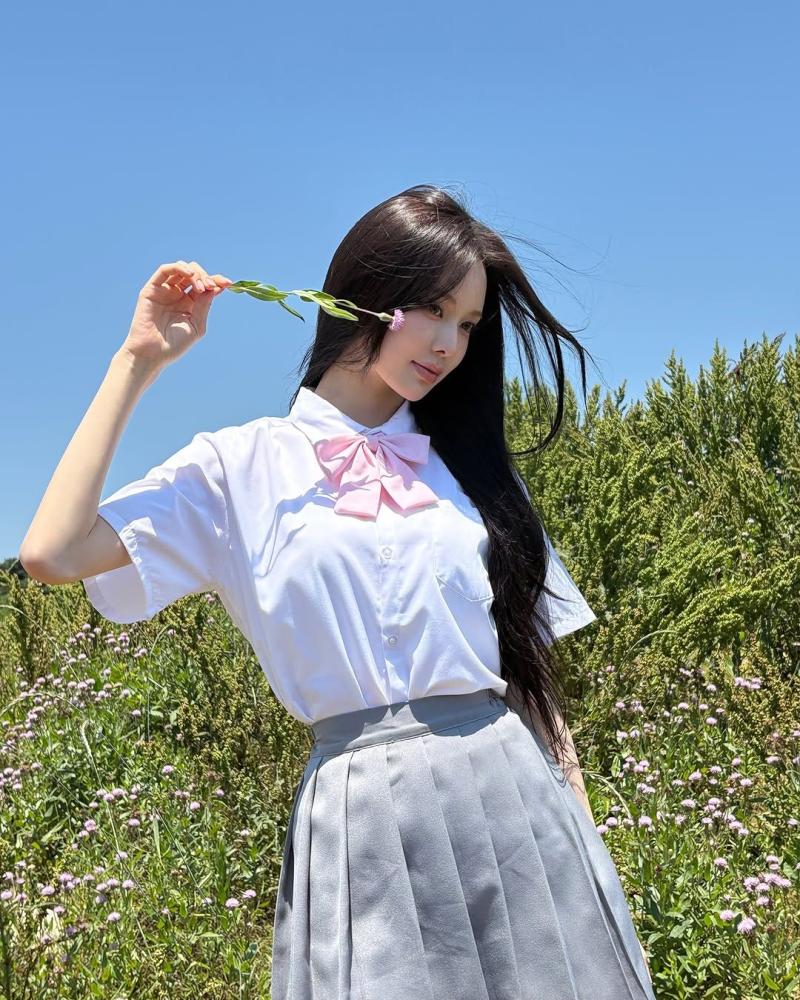 끼부리는 최예나 파란 에나멜 핫팬츠