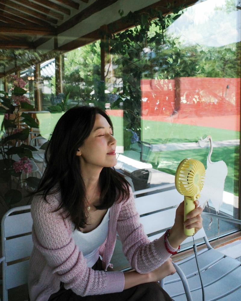 포니테일 르세라핌 김채원 뒷지퍼 바디수트 의상 허벅지