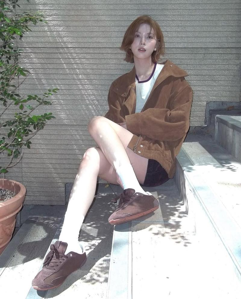 포니테일 르세라핌 김채원 뒷지퍼 바디수트 의상 허벅지
