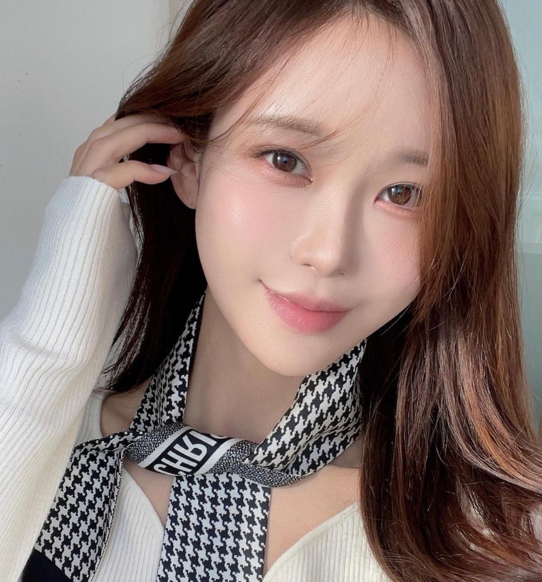 포니테일 르세라핌 김채원 뒷지퍼 바디수트 의상 허벅지