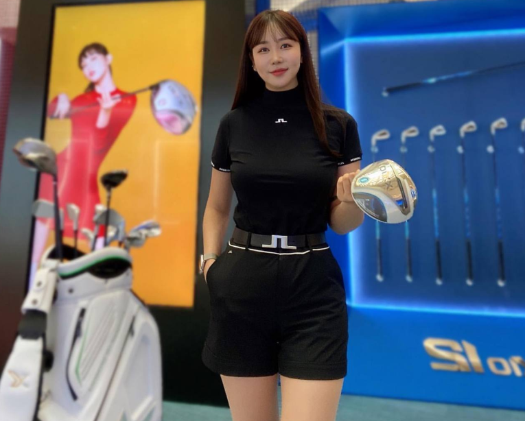 묵직한 흰티 에스파 카리나 팬서비스
