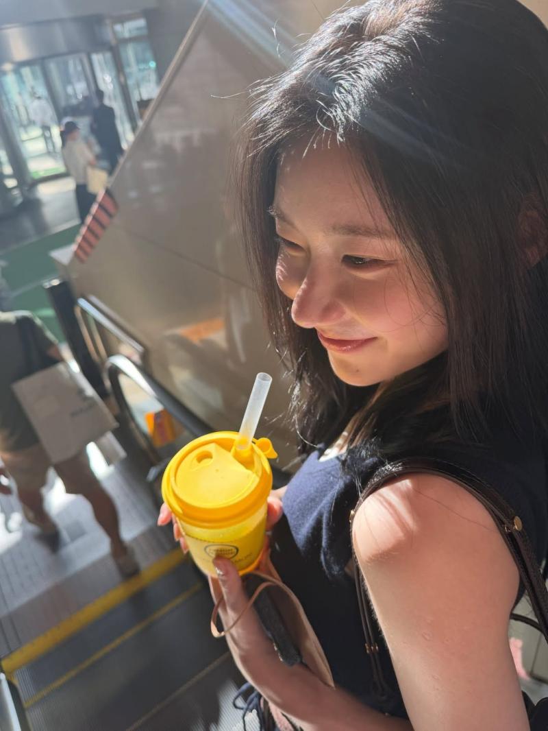 숙이고 틈 보이는 크롭 민소매 프로미스나인 이채영