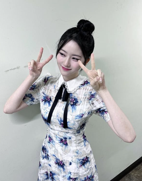숙이고 틈 보이는 크롭 민소매 프로미스나인 이채영