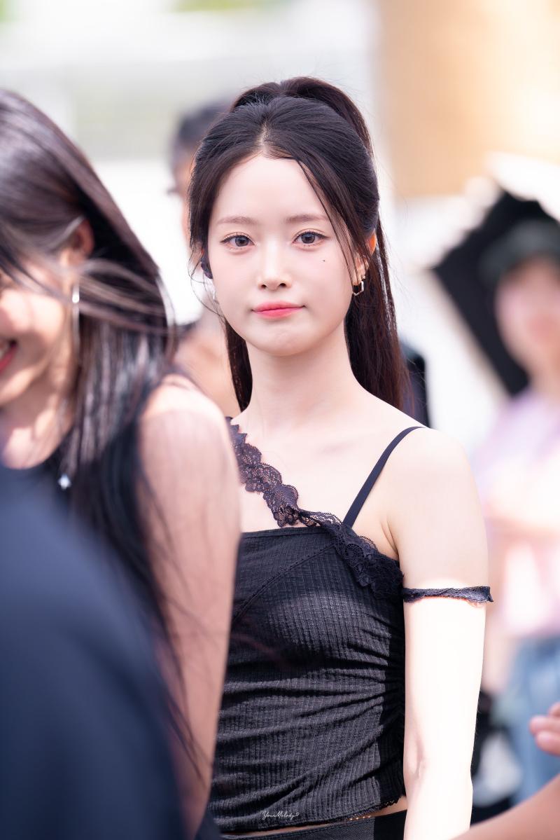 숙이고 틈 보이는 크롭 민소매 프로미스나인 이채영