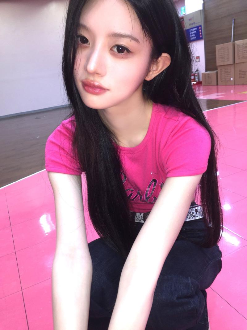 숙이고 틈 보이는 크롭 민소매 프로미스나인 이채영 (2)