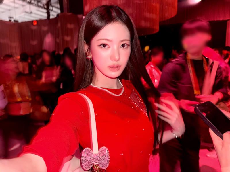 팬들에게 꽃 던져 주다 방심한 베이비몬스터 아현