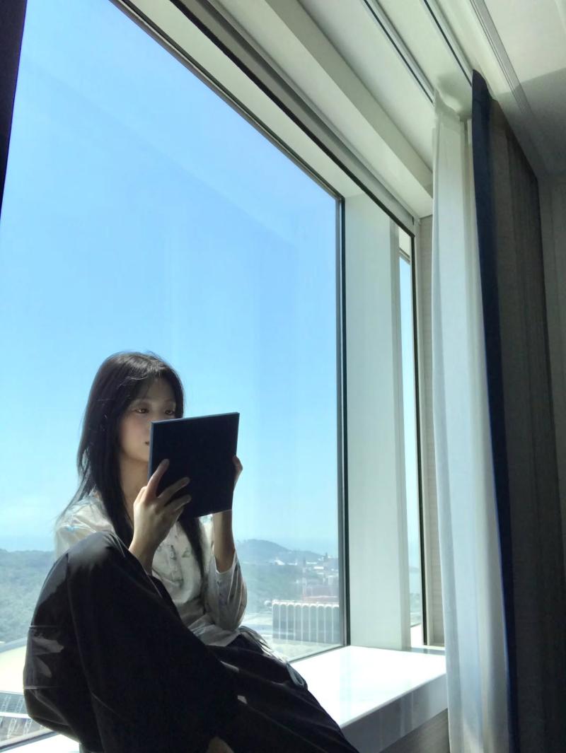 청 크롭 끈나시 속 블랙 튜브탑 기립근 하이키 리이나