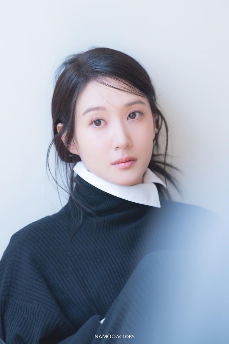 청 크롭 끈나시 속 블랙 튜브탑 기립근 하이키 리이나