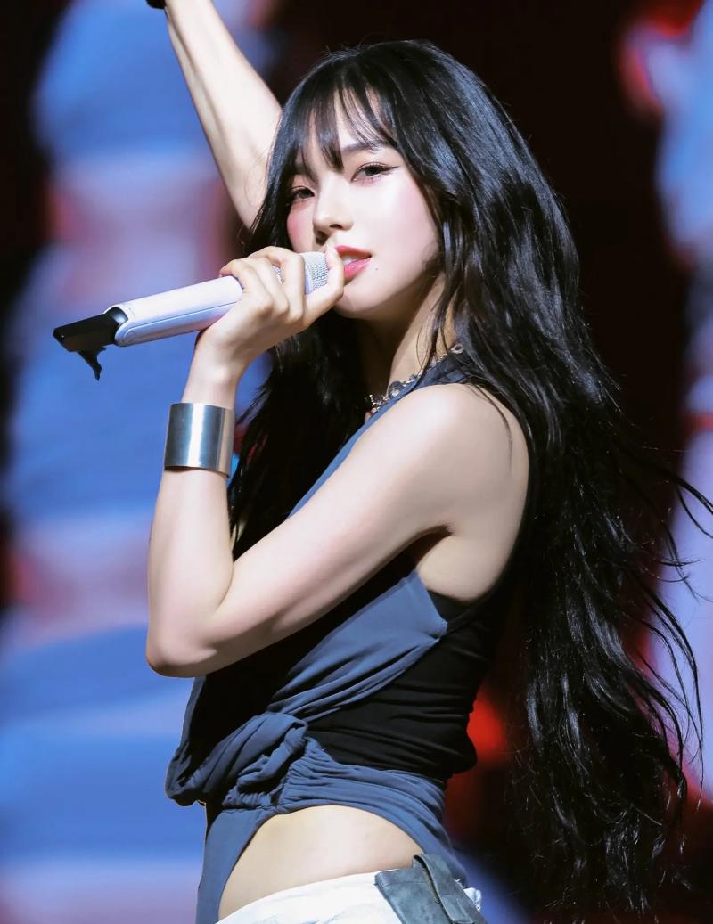 프릴 오프솔더 숙인 가슴골 브브걸 은지