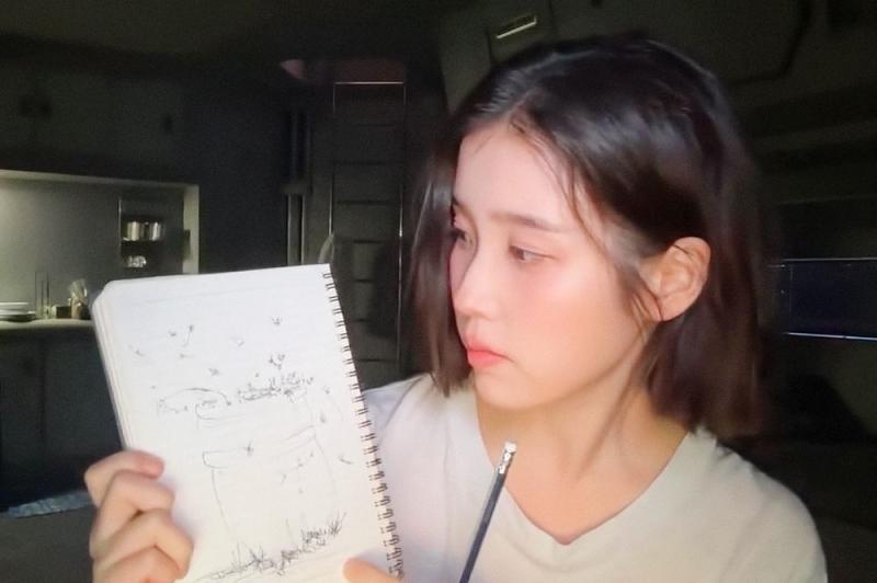 꽃무늬 원피스 웨이브 단발 아이유