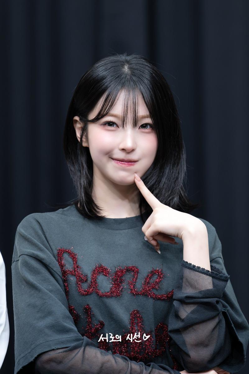꽃무늬 원피스 웨이브 단발 아이유