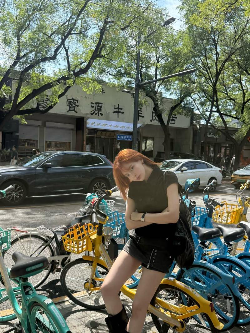 꽃무늬 원피스 웨이브 단발 아이유