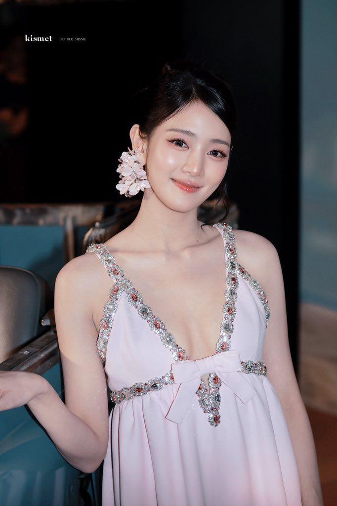 니차욘따라락 (아이들 민니) 태국 영화에 데뷔