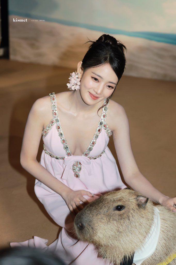니차욘따라락 (아이들 민니) 태국 영화에 데뷔