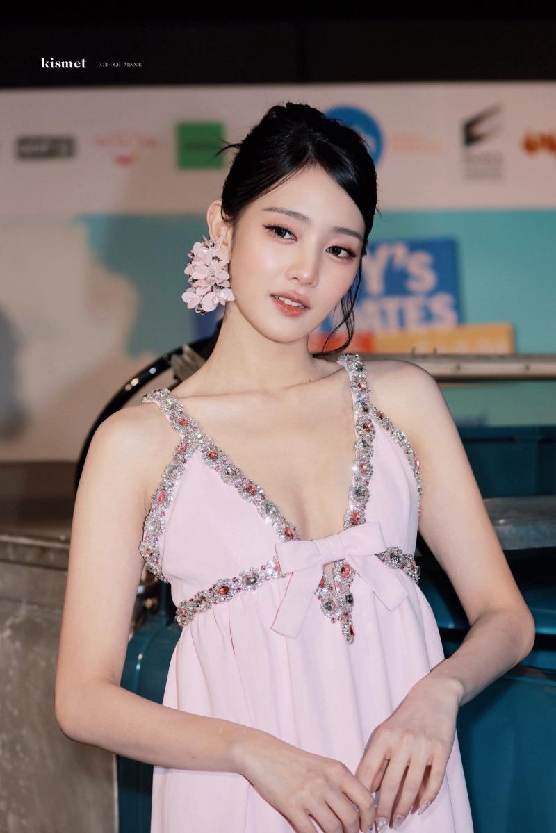 니차욘따라락 (아이들 민니) 태국 영화에 데뷔