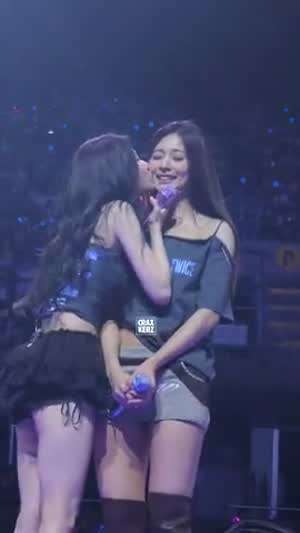 쯔위한테 뽀뽀하는 사나