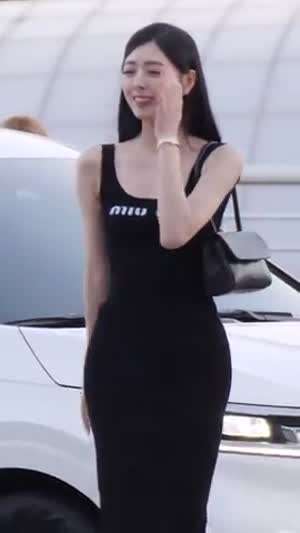 ITZY 있지 유나 공항 패션 민소매 미시룩 허리 골반 라인