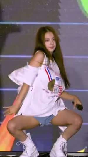 이나경 박지원... 대놓고 잘 보이는 흰 속바지.mp4