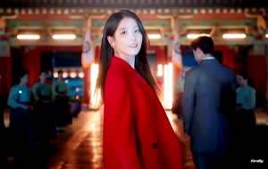 뒤돌아보는 대군부인 성희주 아이유 . GIF