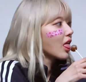 츄파춥스 맛있게 먹는 르세라핌 사쿠라