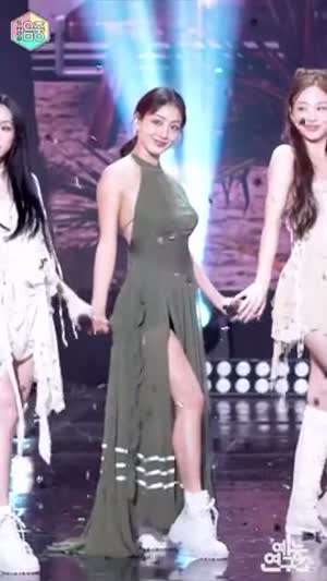 빛이나는 트와이스 지효 묵직한 홀터넥 드레스