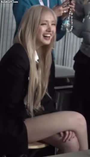 다리 꼰 리즈...gif