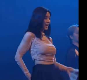 일본공연 권은비 오프숄더 볼륨감