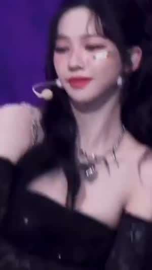 팔짱 낀 검정 오프숄더 꾸러기 반창고 에스파 카리나