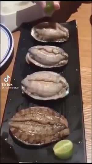 전복에 라임즙을 짜면 벌리길래