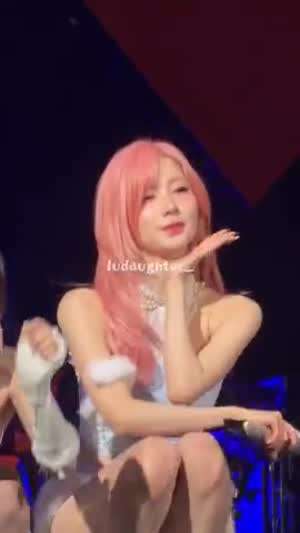 쪼그려앉아서 팬서비스하는 베몬 아현 아사 엉벅지.mp4