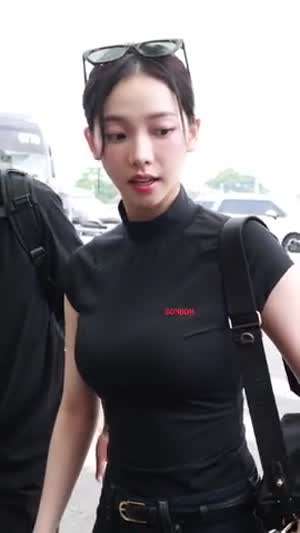 에스파 카리나 공항패션 밀착 블랙티 봉긋 가슴.mp4