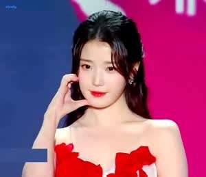 볼하트 날리는 레드립 오프숄더 드레스 아이유 . GIF