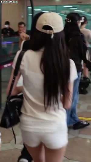 아이브 가을 핫팬츠 뒤태...gif