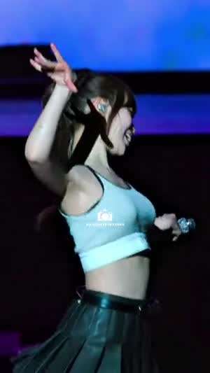 르세라핌 김채원 줄무늬 탱크탑 겨드랑이