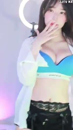 QWER 마젠타 파란 브라 가슴골 가터벨트.mp4