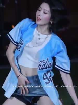 권은비 가려도 느껴지는 흰나시 묵직 가슴.mp4